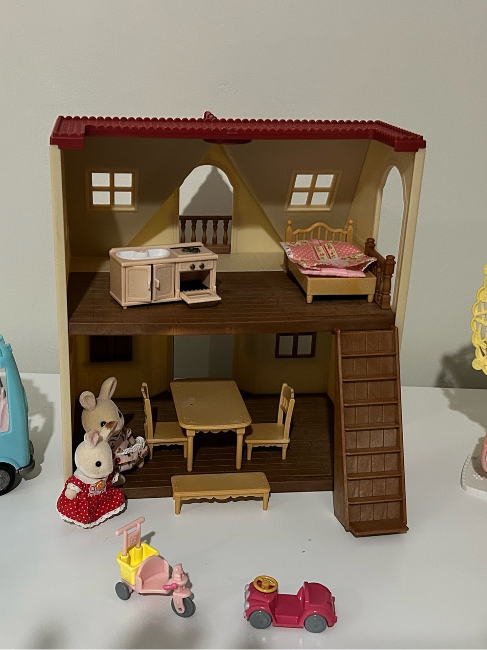 Calico critters Two-Story Dollhouse Playset - Beige and Brown with Red Roof